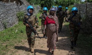 Les femmes zambiennes chargées du maintien de la paix patrouillent dans le nord-est de la République centrafricaine dans le cadre de la Mission des Nations Unies dans le pays, la MINUSCA.  