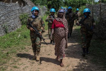 赞比亚妇女维和人员在中非共和国东北部巡逻，这是联合国中非稳定团的任务之一。