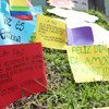 Mensajes de paz escritos por niños cuelgan en un muro de las comunas de Medellín.