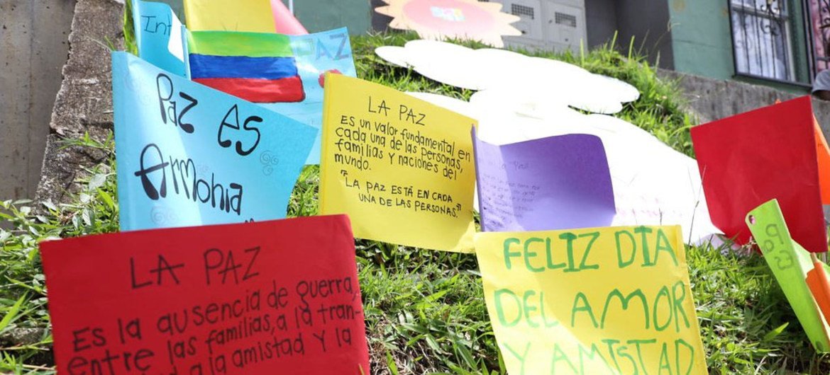 Mensajes de paz escritos por niños cuelgan en un muro de las comunas de Medellín.
