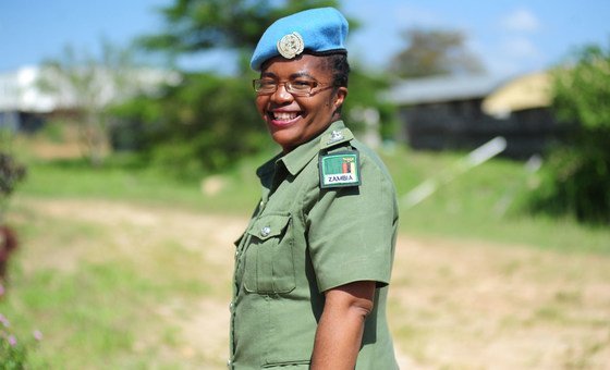 A boina-azul Doreen Malambo, da Zâmbia, é a vencedora do Prêmio da ONU para Mulher Policial do Ano.