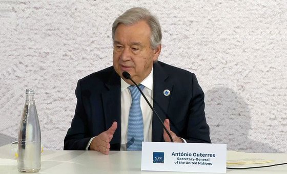 Le Secrétaire général António Guterres informe les journalistes lors d'une conférence de presse avant l'ouverture du Sommet du G20 à Rome.