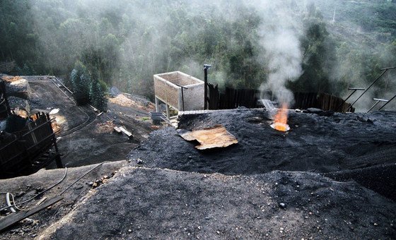 اگرچه جهان برای جلوگیری از بدترین گرمایش جهانی نیاز به کاهش ۶ درصدی سوخت‌های فسیلی دارد، اما انتظار می‌رود که معادن زغال‌سنگ، مانند معادن ساماکا، کلمبیا، تولید خود را دو درصد افزایش دهند.