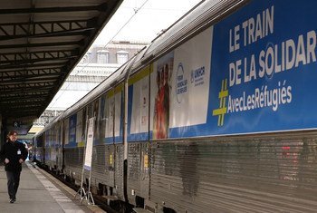 وصول أول قطار للتضامن مع اللاجئين إلى محطة دي ليون في العاصمة الفرنسية باريس