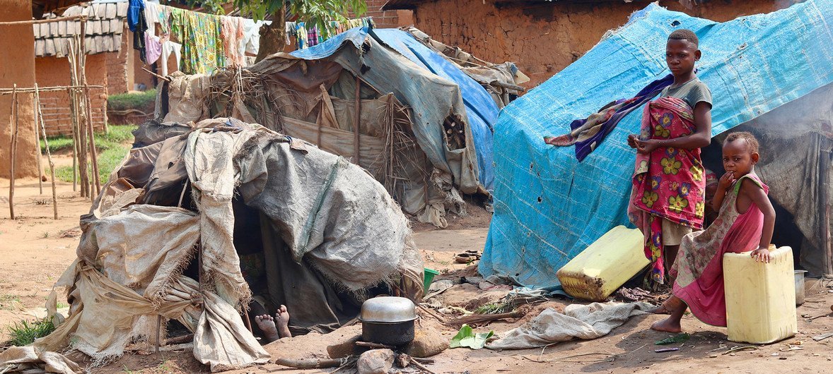 Miembros de la comunidad indígena Mbuti en RD Congo ahora viven en campamentos al ser desplazados por la violencia en Beni.