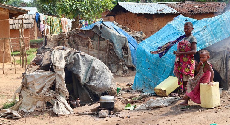 Miembros de la comunidad indígena Mbuti en RD Congo ahora viven en campamentos al ser desplazados por la violencia en Beni.