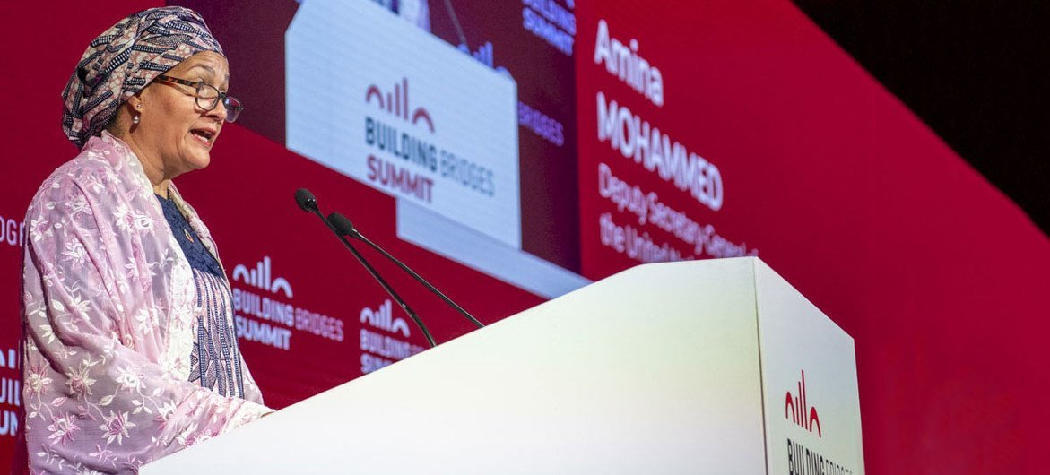 联合国常务副秘书长阿明娜·穆罕默德在日内瓦的搭建桥梁峰会上发表讲话。