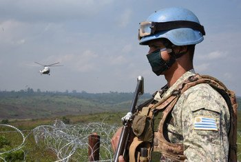 联合国刚果民主共和国稳定团一名来自乌拉圭的维和人员戴着口罩在该国伊图里省执行巡逻任务。