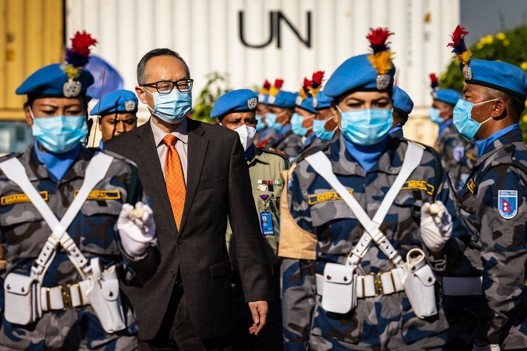 联合国秘书长南苏丹事务副特别代表丛光在南苏丹特派团为来自尼泊尔的建制警察部队颁发联合国奖章。