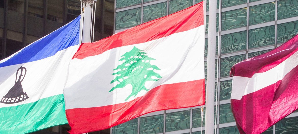 علم لبنان أمام مقر الأمم المتحدة الدائم في نيويورك.