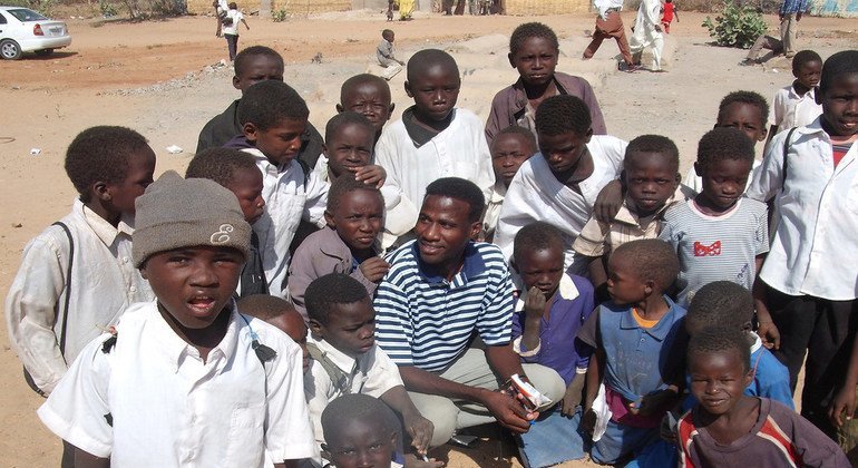 عبدالمنعم مكي مع مجموعة من الأطفال النازحين في معسكر سكلي بالقرب من مدينة نيالا في ولاية جنوب دارفور.