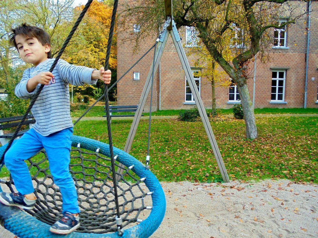Un garçon joue dehors dans un centre pour demandeurs d'asile à Baexem, aux Pays-Bas.