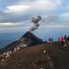 游客们在观看危地马拉著名的活火山富埃戈（Fuego）喷发。