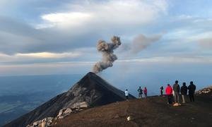 Turistas contemplan la erupción del Volcán de Fuego en Acatenango, Guatemala