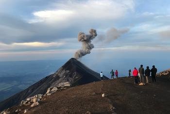游客们在观看危地马拉著名的活火山富埃戈（Fuego）喷发。