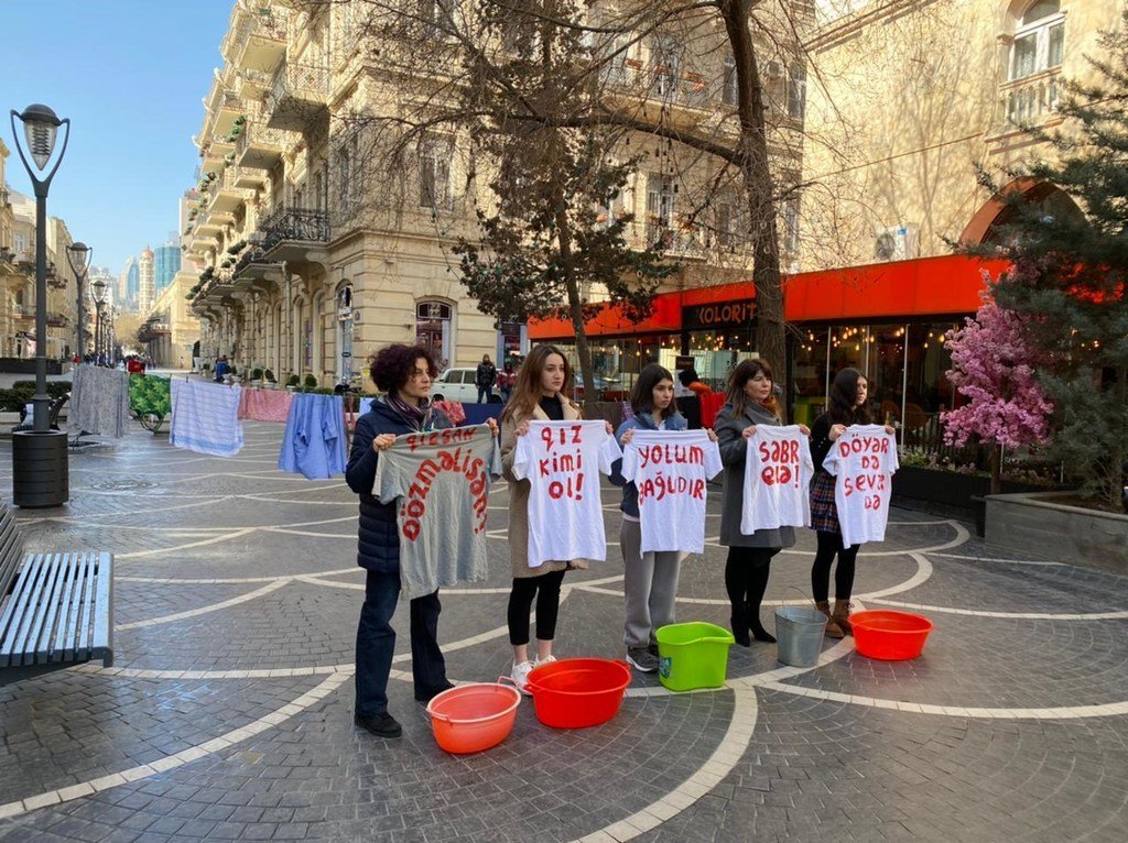 Jóvenes activistas azerbaiyanas salen a la calle para reivindicar la igualdad de género en el Día Internacional de la Mujer, 2021.