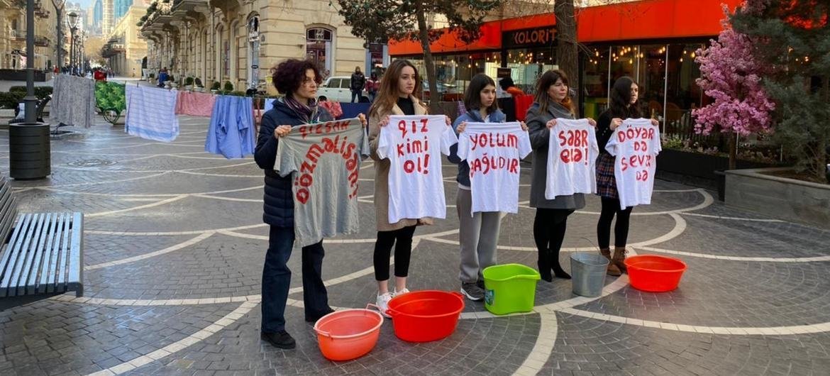 De jeunes militantes azéries protestent contre les stéréotypes de genre lors de la Journée internationale des femmes en mars 2021.