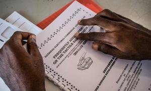 Las guías de votación táctiles garantizan que las personas con discapacidad de Sierra Leona sepan cómo votar.