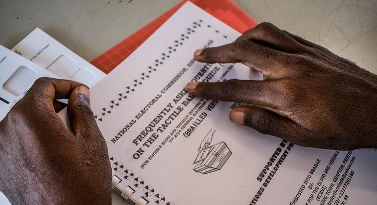 بطاقة تعليمات الاقتراع اللمسية لتعريف الأشخاص ذوي الإعاقة في سيراليون بكيفية التصويت.