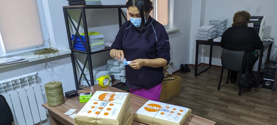 Um folheto de saúde reprodutiva para mulheres com deficiência foi publicado em Braille e distribuído em bibliotecas e escolas para deficientes visuais no Cazaquistão