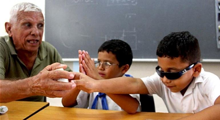 Un professeur de l'école spéciale Abel Santa María, à Cuba, apprend aux élèves atteints de déficience visuelle à fonctionner dans leur environnement. 
