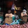 بائعون جائلون في أحد أسواق العاصمة الإثيوبية أديس أبابا.