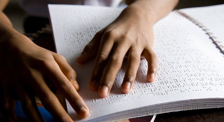 صبي يبلغ من العمر ثلاثة عشر عاما، يقرأ بطريقة برايل في الأكاديمية حيث يعيش في كولكاتا، الهند.