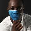 Des enfants en Côte d'Ivoire peignent des masques colorés sur leur visage pour souligner l'importance de porter un masque pour se protéger contre le coronavirus.