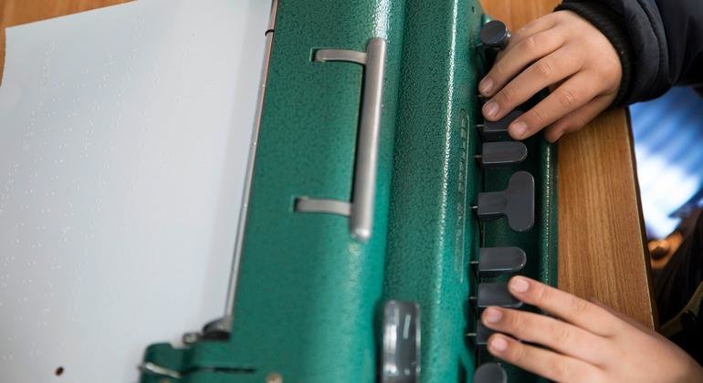Un niño palestino ciego de siete años utiliza un dispositivo braille en clase, en una escuela de Hebrón, en Cisjordania.