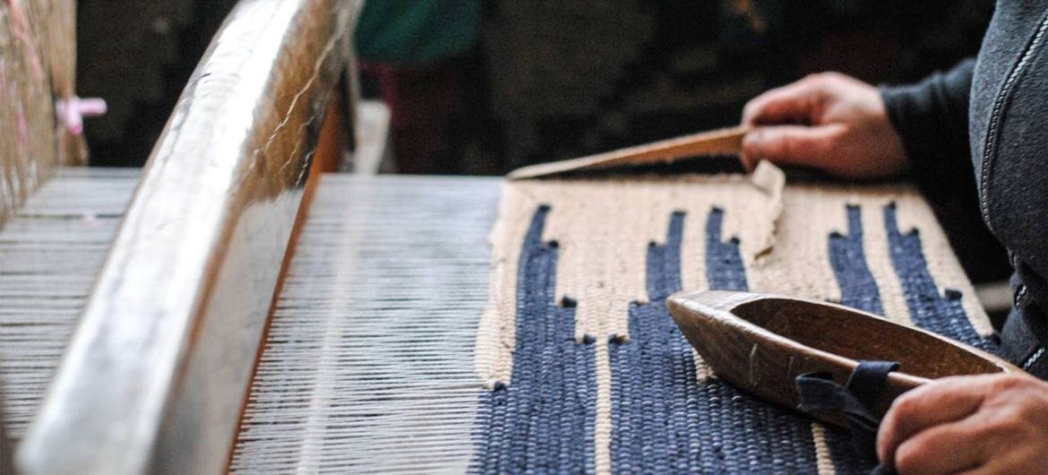 На старых ткацких станках, передаваемых из поколения в поколение, изготавливают коврики, которые много лет назад можно было найти почти в каждом сельском доме Украины.