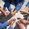 जॉर्डन के एक प्राइमरी स्कूल के बच्चे कोविड-19 से बचाव के उपायों के तहत हाथ स्वच्छ रखने का प्रदर्शन करते हुए.