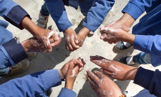 जॉर्डन के एक प्राइमरी स्कूल के बच्चे कोविड-19 से बचाव के उपायों के तहत हाथ स्वच्छ रखने का प्रदर्शन करते हुए. रमज़ान में भी सफ़ाई पर ख़ास ध्यान देने की सिफ़ारिश की गई है.