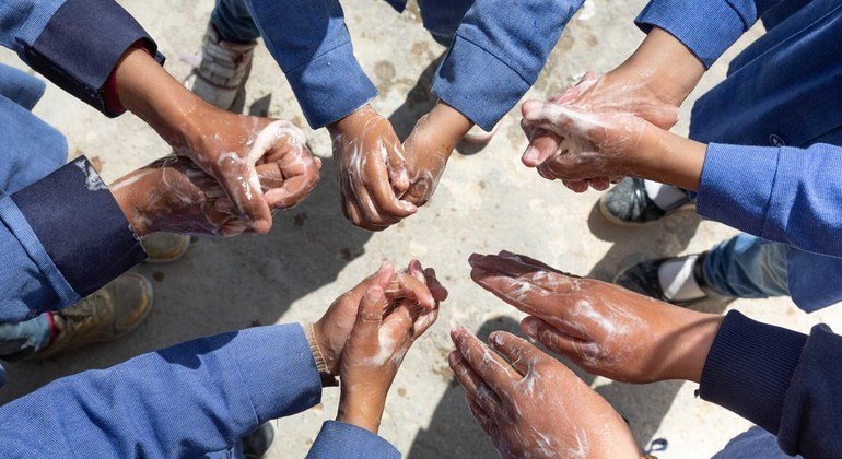 Niños en Jordania durante una demostración de cómo lavarse las manos, una de las mejores protecciones contra el coronavirus COVID-19.