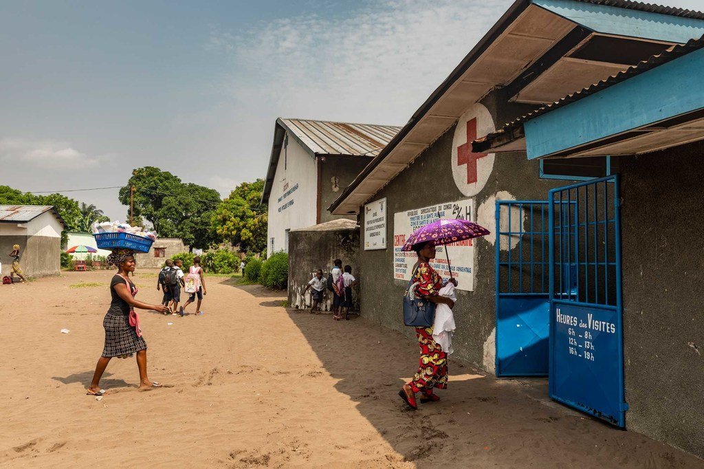 刚果民主共和国首都金沙萨近郊的恩赛勒（Nsele）地区，母亲带着孩子来到一家卫生中心进行健康检查和麻疹疫苗接种。