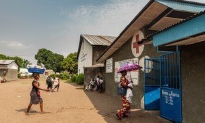 刚果民主共和国首都金沙萨近郊的恩赛勒（Nsele）地区，母亲带着孩子来到一家卫生中心进行健康检查和麻疹疫苗接种。