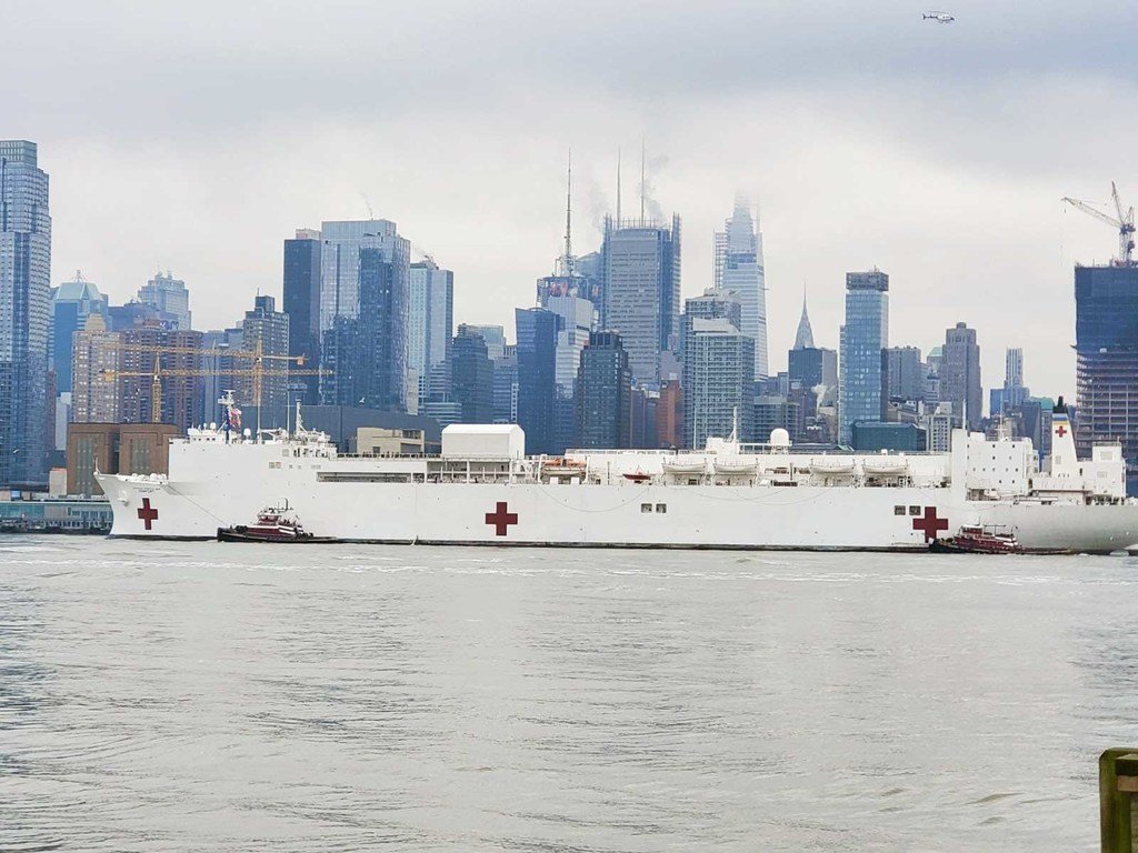 美国海军医院船“安慰号”抵达纽约市港口，为非新冠肺炎病毒病患者提供护理，以为全市医院腾出更多住院床位。