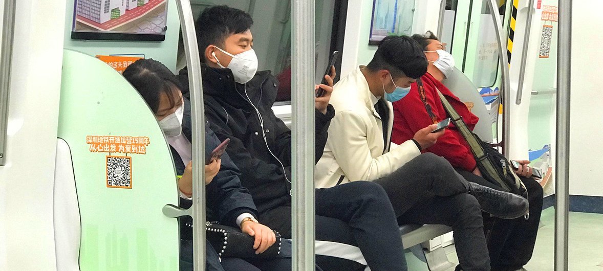 Pasajeros utilizan mascarillas en el tren de Schenzhen, China. 