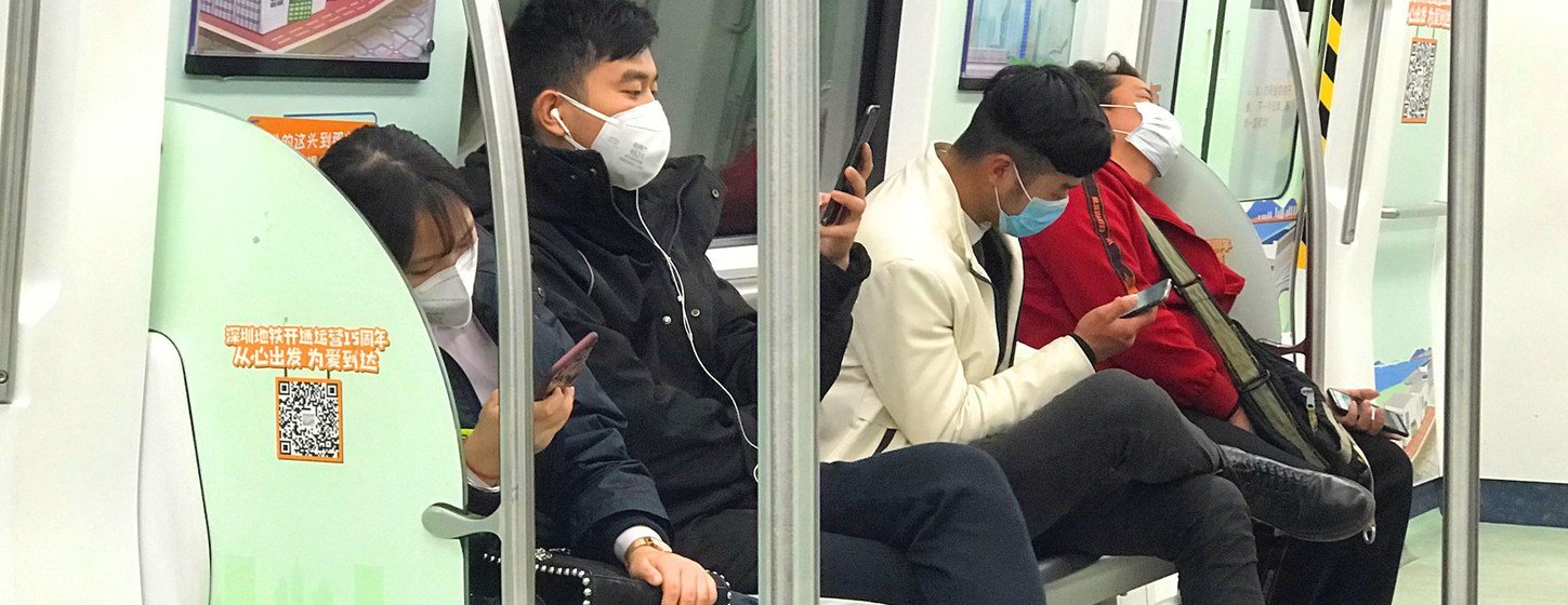 Pasajeros utilizan mascarillas en el tren de Schenzhen, China. 