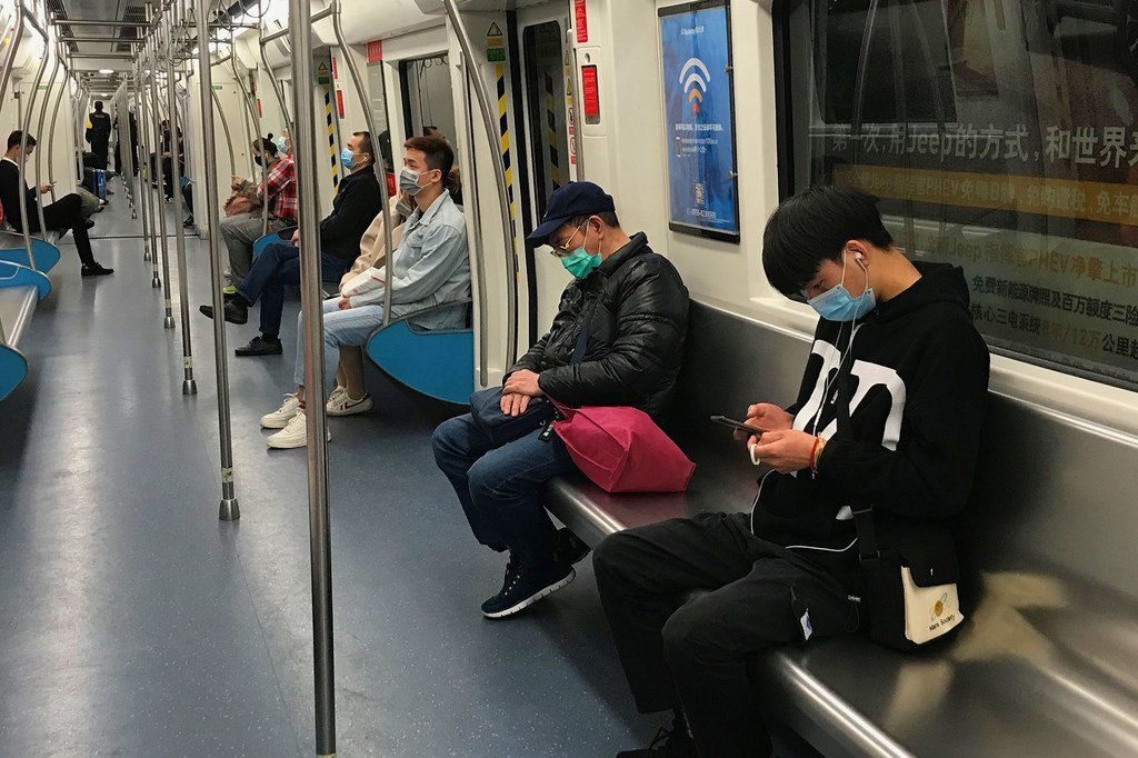 مسافرون يرتدون الأقنعة في مترو أنفاق شنزن في الصين