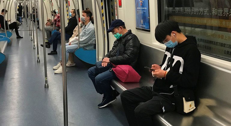Passageiros usam máscaras no metrô em Shenzhen, China.