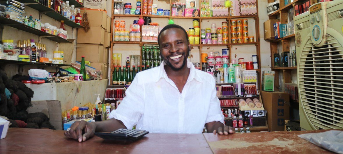 L'OIM a aidé Mohammed Ahmed à ouvrir une boutique près de Khartoum, au Soudan.