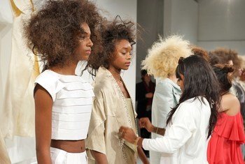 रूना रे ने न्यूयॉर्क फ़ैशन वीक 2016 में अपने टिकाऊ परिधान पेश किए. 