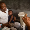 Un enfant est réconforté par un agent de santé alors qu'il attend d'être vacciné contre la rougeole dans un dispensaire du district de Nsele, en République démocratique du Congo (RDC).
