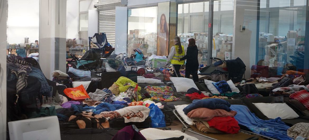 Refugiados ucranianos llegando a Mlyny, Polonia, esperan su transporte en un centro comercial reconvertido. Las habitaciones están abarrotadas y las instalaciones no están equipadas para ofrecer todos los servicios necesarios.
