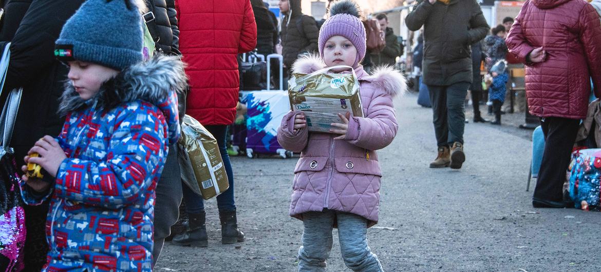 بعد عبور الحدود من أوكرانيا، عائلات أوكرانية تصل إلى بيرديستشه في بولندا هربا من الصراع المتصاعد في بلادها.