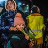 Refugiados da Ucrânia esperam por transporte após cruzarem a fronteira com a Polônia. 