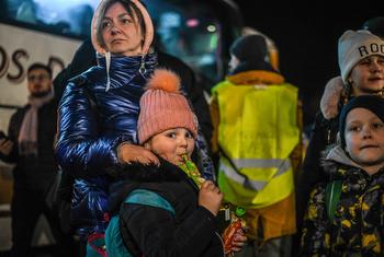 Refugiados da Ucrânia esperam por transporte após cruzarem a fronteira com a Polônia. 