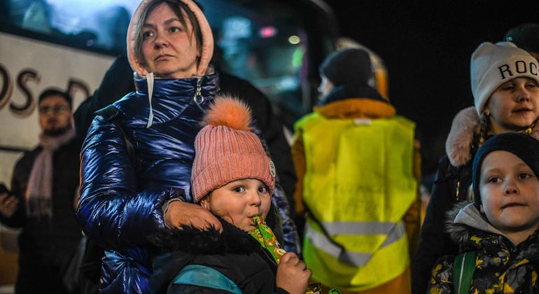 На фото: семья украинских беженцев прибыла в Польшу. 