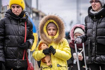 Familias llegan a Berdyszcze, en Polonia, tras cruzar la frontera desde Ucrania, huyendo de la escalada del conflicto en su país.