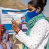 Un agent de santé prépare un vaccin contre la Covid-19 au Rajasthan, en Inde.